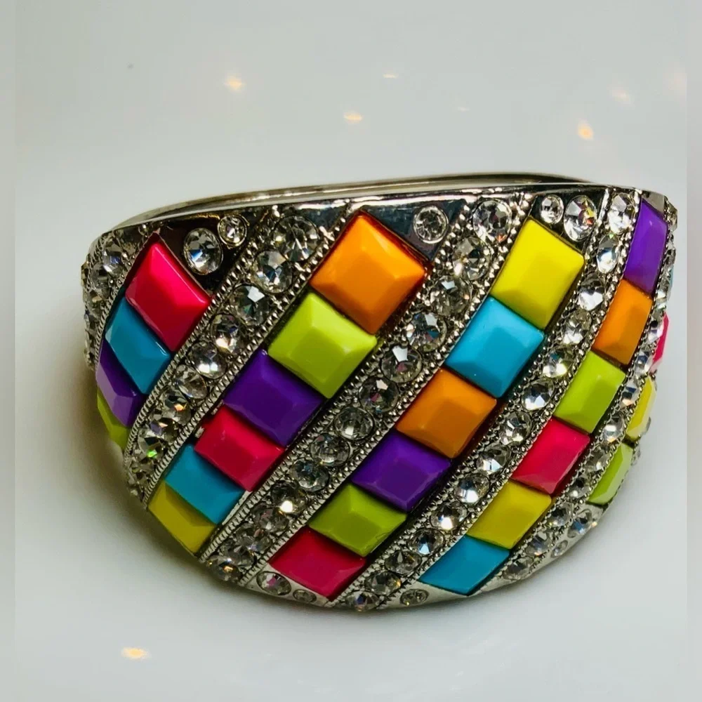 Vintage Bracelet Features a Bold, Colorful Design EUC